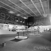 stoiska w hali wystawowej, na ścianach napisy promujące przemysł stoczniowy