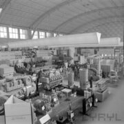 stoiska z maszynami w hali wystawowej