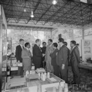 grupa mężczyzn w pawilonie wystawowym