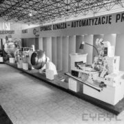 stoisko z maszynami i urządzeniami w hali wystawowej