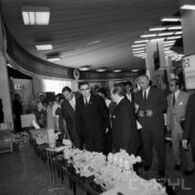 stoiska w hali wystawowej, pomiędzy nimi zwiedzający ludzie