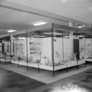 stoiska w hali wystawowej