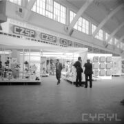 stoiska w hali wystawowej