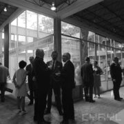 grupa ludzi w pawilonie wystawowym