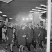 grupa kobiet i mężczyzn w hali wystawowej