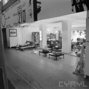 stoisko z urządzeniami w hali wystawowej