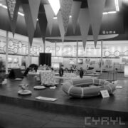 stoiska z pontonami, materacami nadmuchiwanymi i nadmuchiwanymi kołami dla dzieci w hali wystawowej