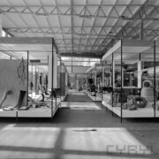 stoiska wystawowe w hali targowej