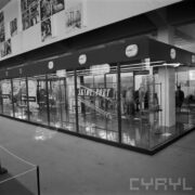 stoiska w hali wystawowej