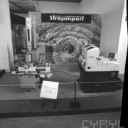 stoisko z urządzeniami w hali wystawowej