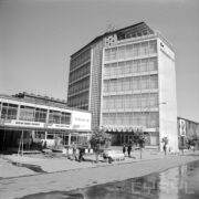 kilkupiętrowy budynek z tarasem, z lewej hala wystawowa