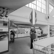 stoiska w hali wystawowej, zwiedzający ludzie