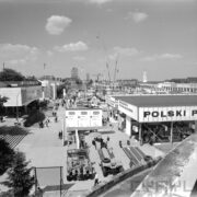 wystawa plenerowa na placu przed budynkami wystawowymi, spacerujący ludzie