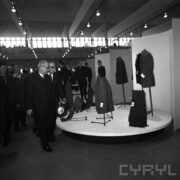 stoisko z garniturami męskimi w hali targowej