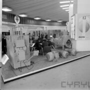 stoiska z urządzeniami w hali wystawowej