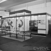 stoiska w hali wystawowej