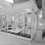 stoiska w hali wystawowej