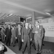 grupa mężczyzn w hali wystawowej