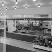 stoiska w hali wystawowej