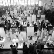 stoiska wystawowe w hali targowej