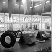 stoiska z materacami dmuchanymi i oponami w hali wystawowej