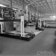 stoiska z maszynami i urządzeniami w hali wystawowej