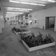 stoiska w hali wystawowej