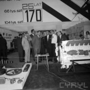 stoiska w hali wystawowej, zwiedzający ludzie