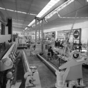 stoiska z maszynami i urządzeniami pod zadaszoną wiatą wystawową