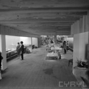 stoiska w hali wystawowej