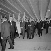 grupa ludzi w hali wystawowej