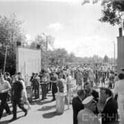 duża grupa ludzi wchodząca przez otwartą bramę