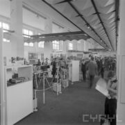 stoiska w hali wystawowej, zwiedzający ludzie