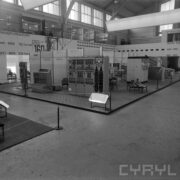 stoisko z maszynami i urządzeniami w hali wystawowej