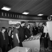 stoiska w hali wystawowej, pomiędzy nimi zwiedzający ludzie