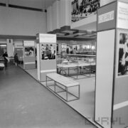 stoiska w hali wystawowej