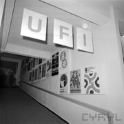 plakaty wiszące w dwóch rzędach na ścianie