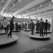 manekiny prezentujące odzież młodzieżową w hali targowej