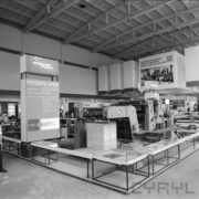 stoiska w hali wystawowej