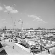 wystawa plenerowa na placu przed budynkami wystawowymi, spacerujący ludzie