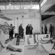 stoisko z rajstopami i pończochami damskimi w hali targowej