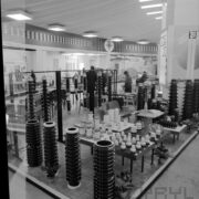 stoiska z urządzeniami w hali wystawowej