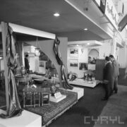 stoiska w hali wystawowej, zwiedzający ludzie