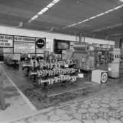 stoisko z maszynami w hali wystawowej