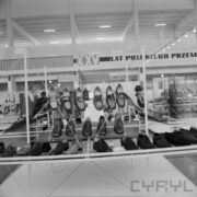 stoiska z butami w hali wystawowej