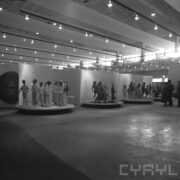 manekiny w odzieży dziecięcej w hali targowej