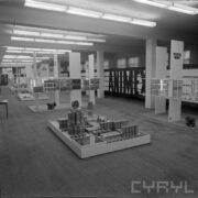 stoiska w hali wystawowej