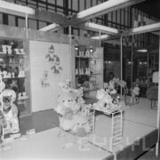 stoiska z pluszowymi misiami w hali wystawowej