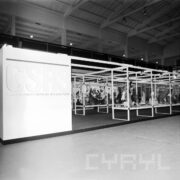 stoiska w hali wystawowej