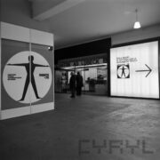 stoiska w hali wystawowej